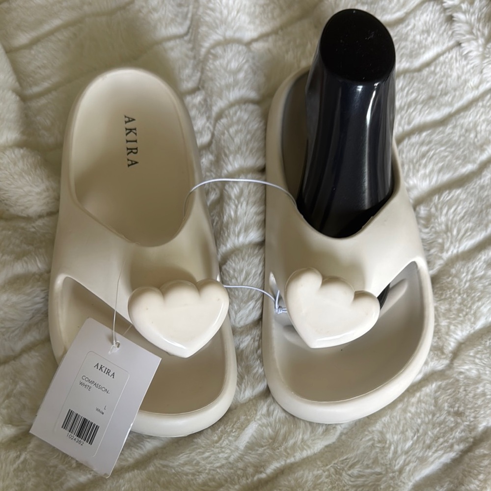 AKIRA Women's Cream Heart Slide Sandals